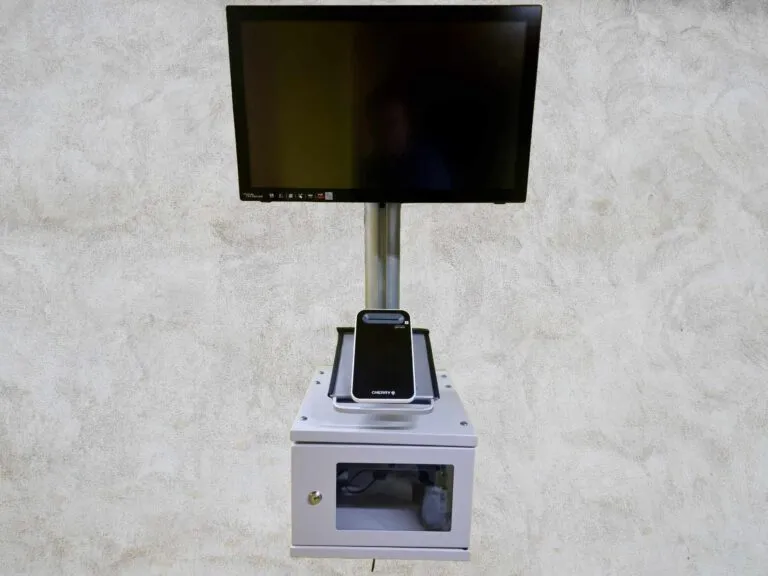 Foto-2-Variante-Wand-mit-10Zoll_Schrank